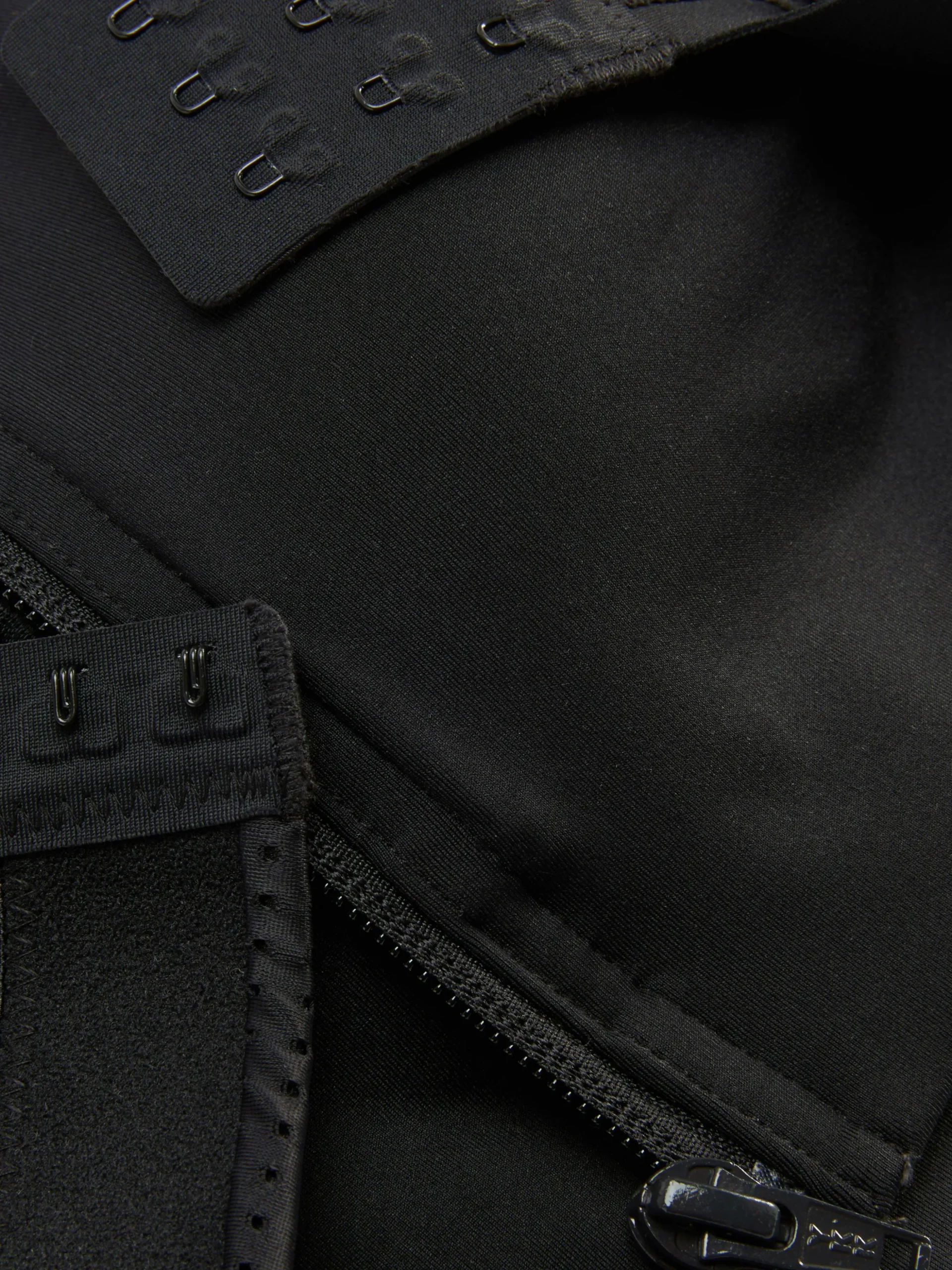 Sport-BH Mit überkreuzten Trägern Und Reißverschluss