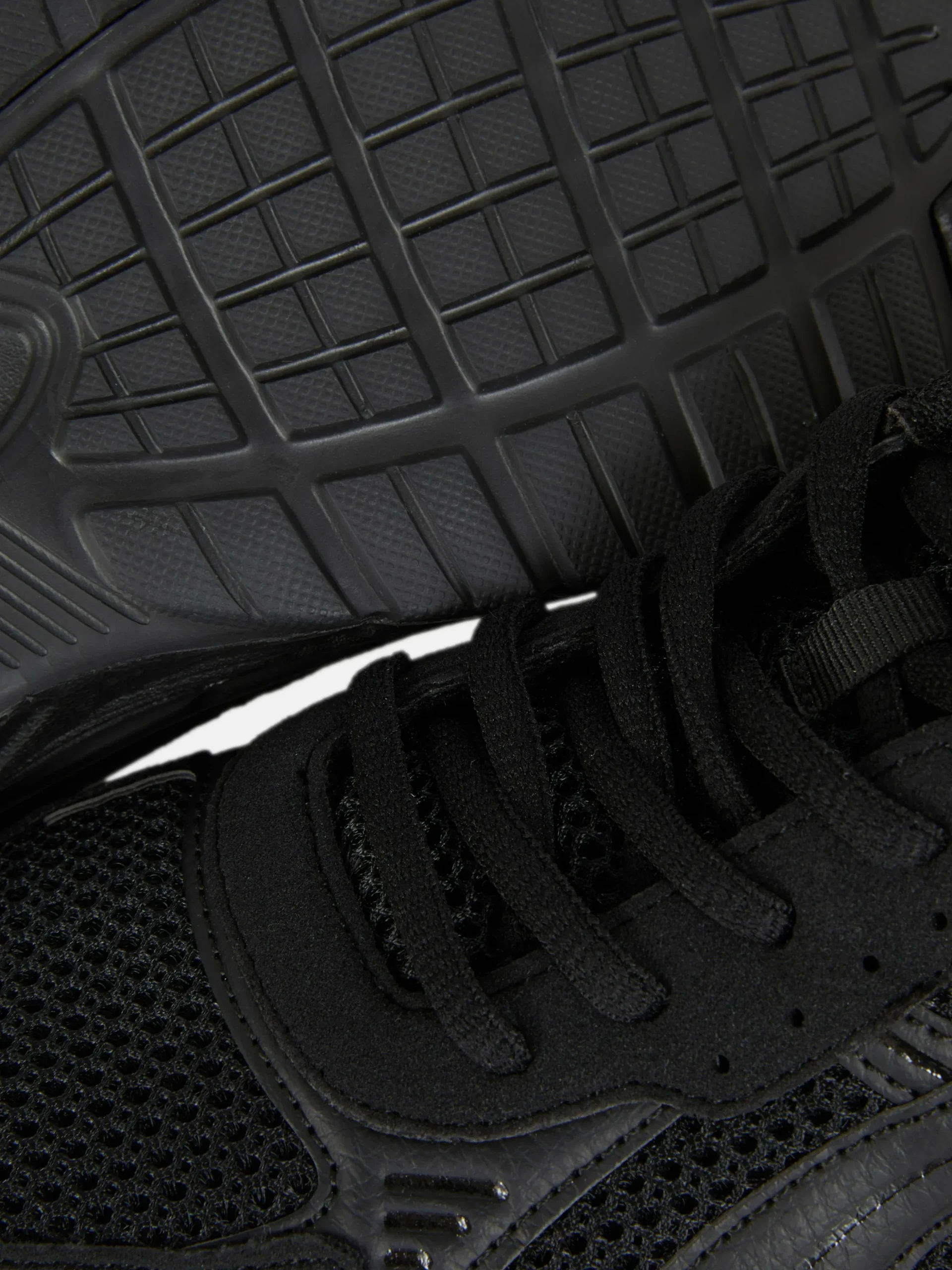 Sportliche Sneaker Mit Mehreren Einsätzen