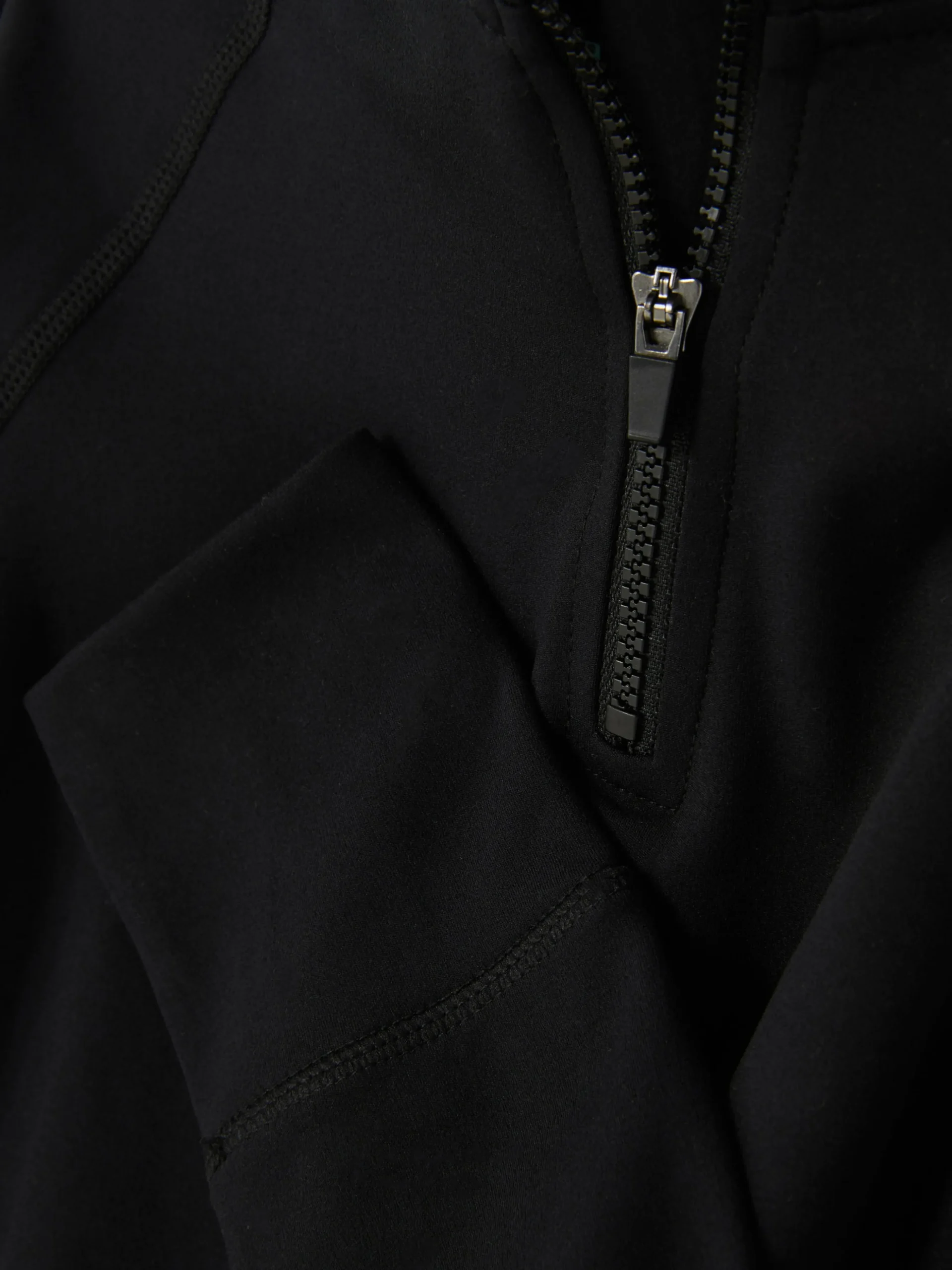 Sportliches Sweatshirt Mit Trichterkragen