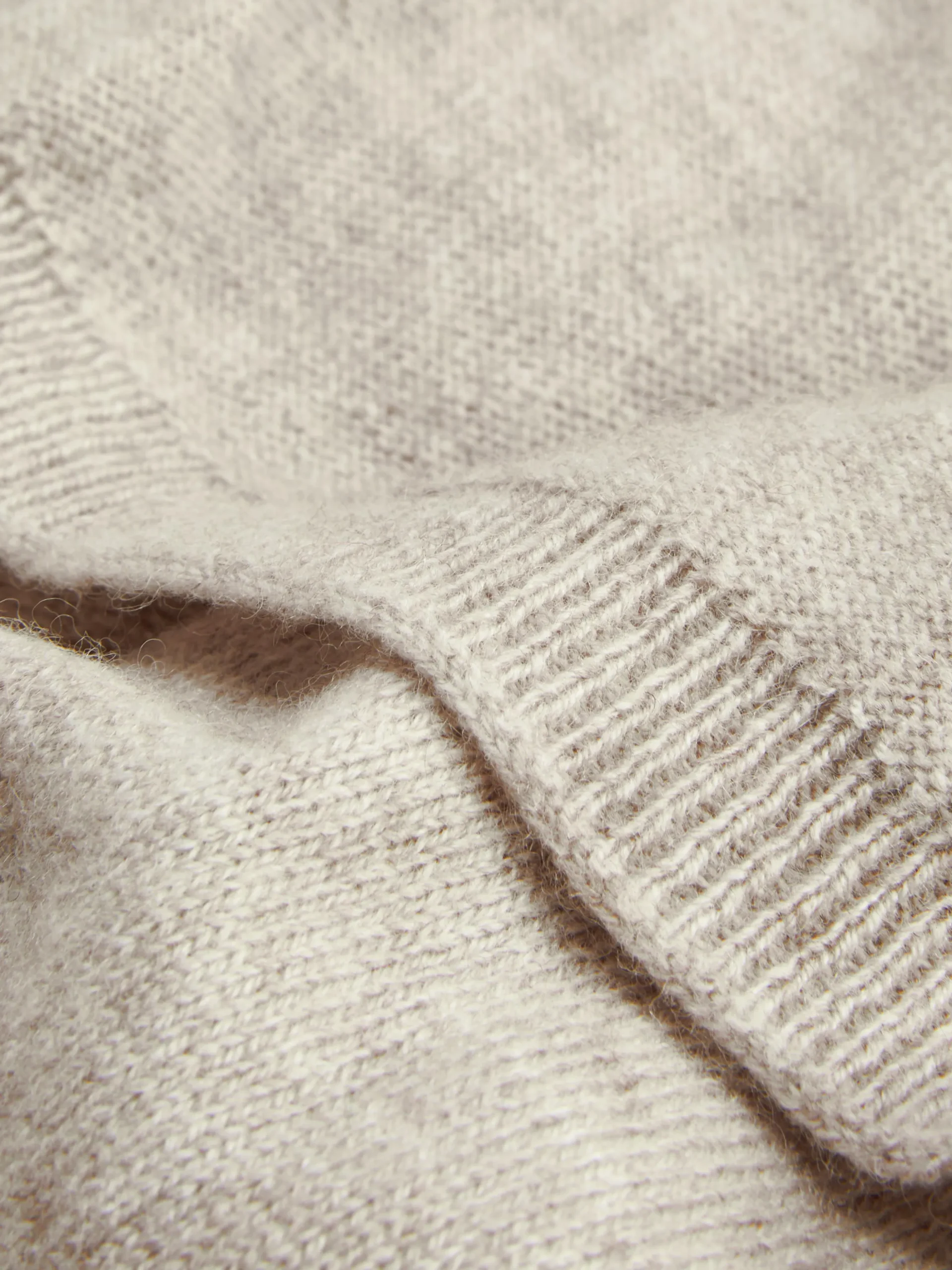 „The Edit“ Feinstrick-Deckenschal