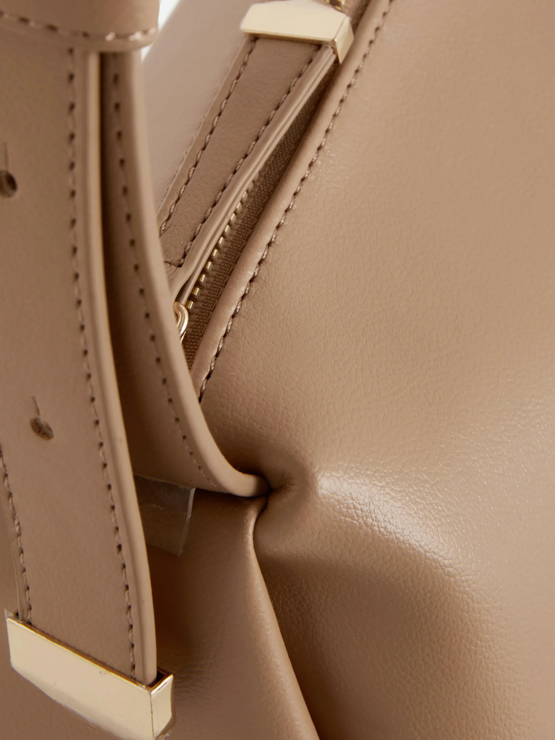 Umhängetasche Mit Skulpturalem Design